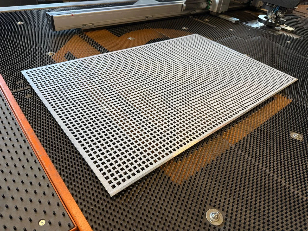 Aluminium-Lochblech 700 × 1'100 mm aus 2 mm Aluminium mit Quadratlochung Qg 10/15